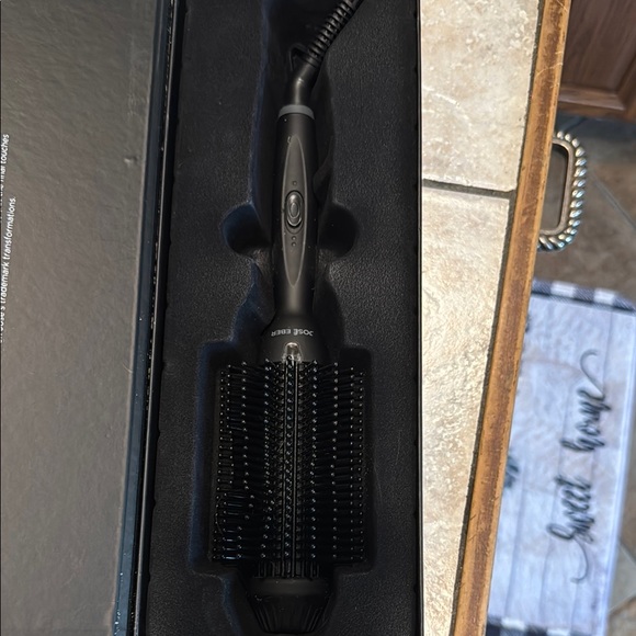 Black 4-in-1 Volumizing Hot Brush - Picture 3 of 5